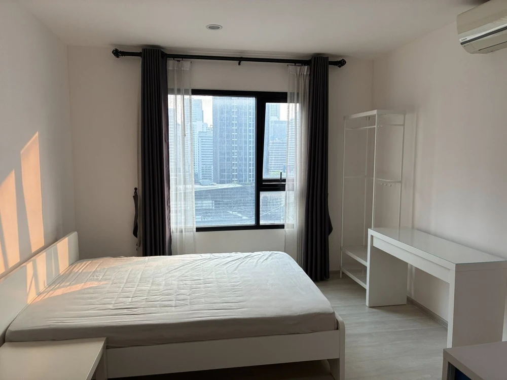 Life Asoke condo for sale, high floor, ready to move in, fully furnished. Book now!