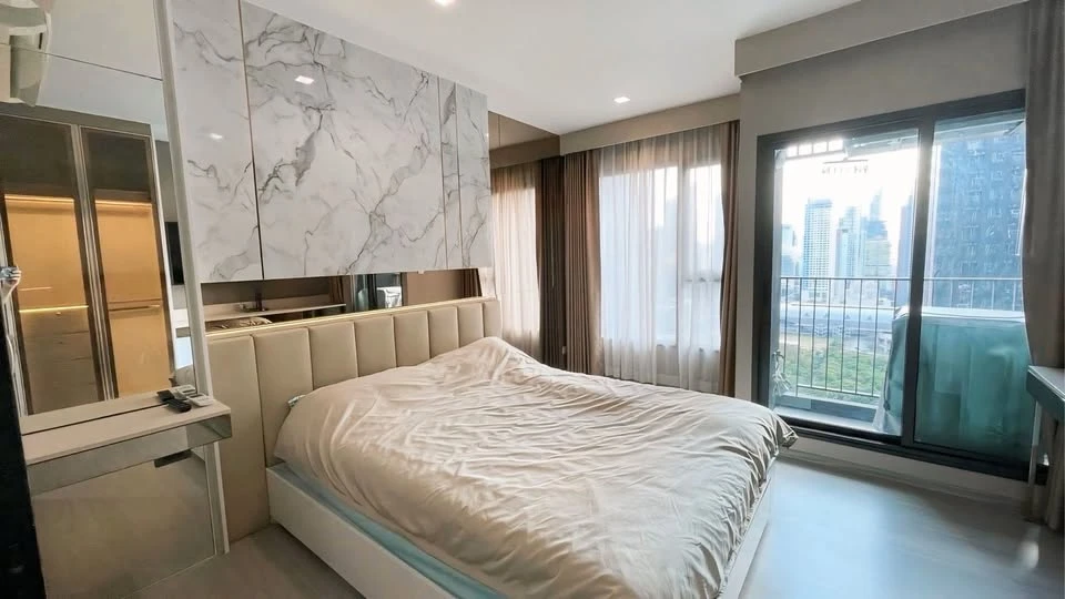 Life Asoke-Rama 9 condo for sale/rent. High floor, corner unit, good ventilation, unobstructed city view. Beautiful room, great price. Book now!
