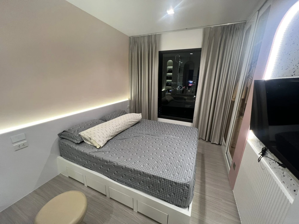 Selling Life Asoke-Rama 9 unit, built-in in a beautiful and sweet "pink" color scheme. Very livable. Fully furnished with appliances, ready to move in
