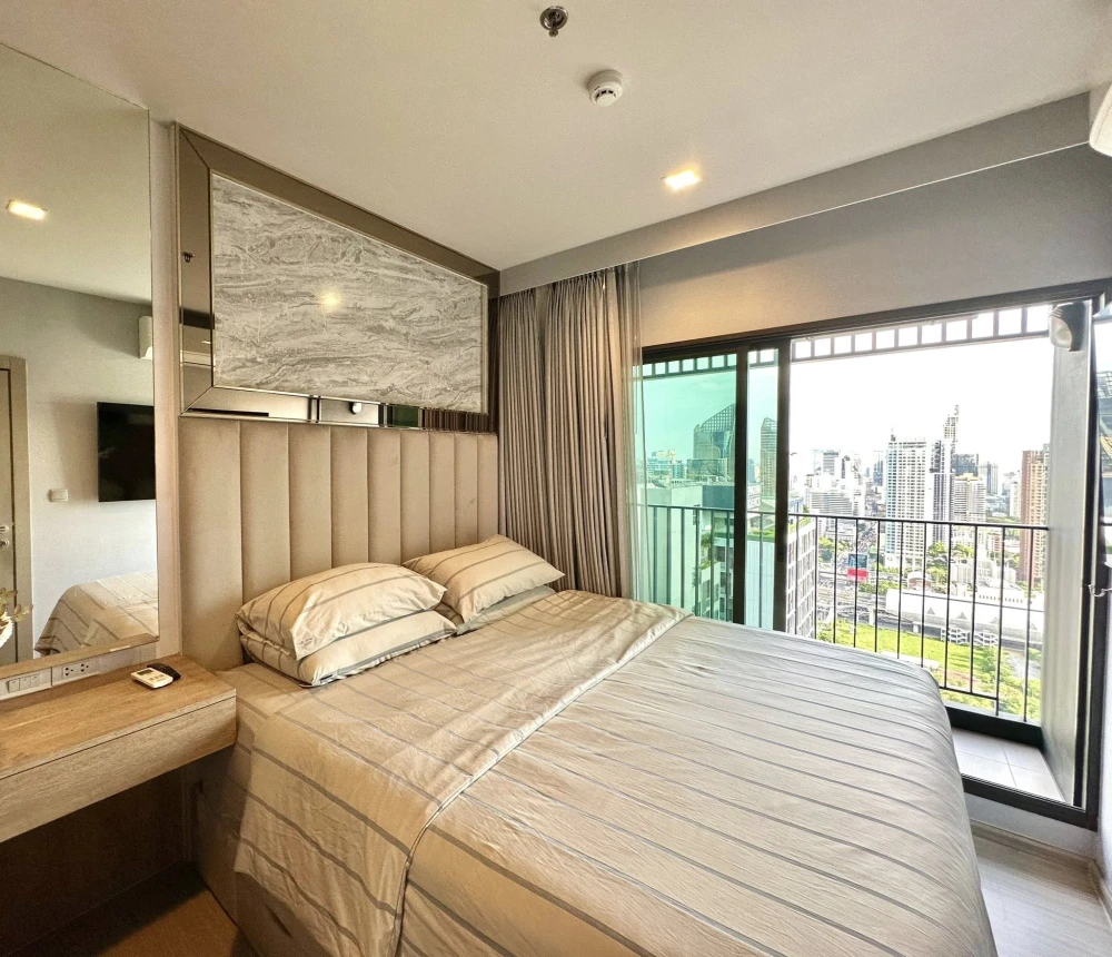 Selling Life Asoke-Rama 9 unit.Beautifully decorated with a stunning color scheme and high-quality built-in furniture.Amazing high-floor views.Booknow