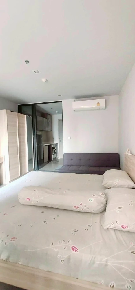 Selling a Life Ladprao studio apartment. Great location, Chatuchak Park view, convenient transportation. You can't miss this!