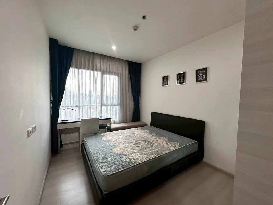 Selling Life Ratchadapisek 1 bedroom, 1 bathroom unit. Spacious living area, fully furnished. Such a great deal, book now!