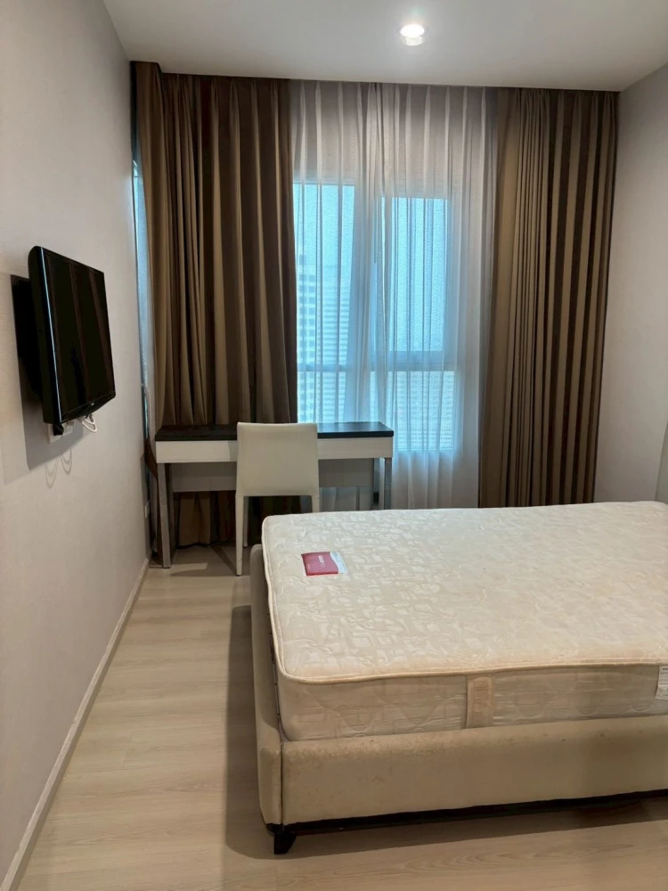 Selling Life Ratchadapisek 1 bedroom, 1 bathroom unit. Fully furnished with appliances. Such a great deal, book now!