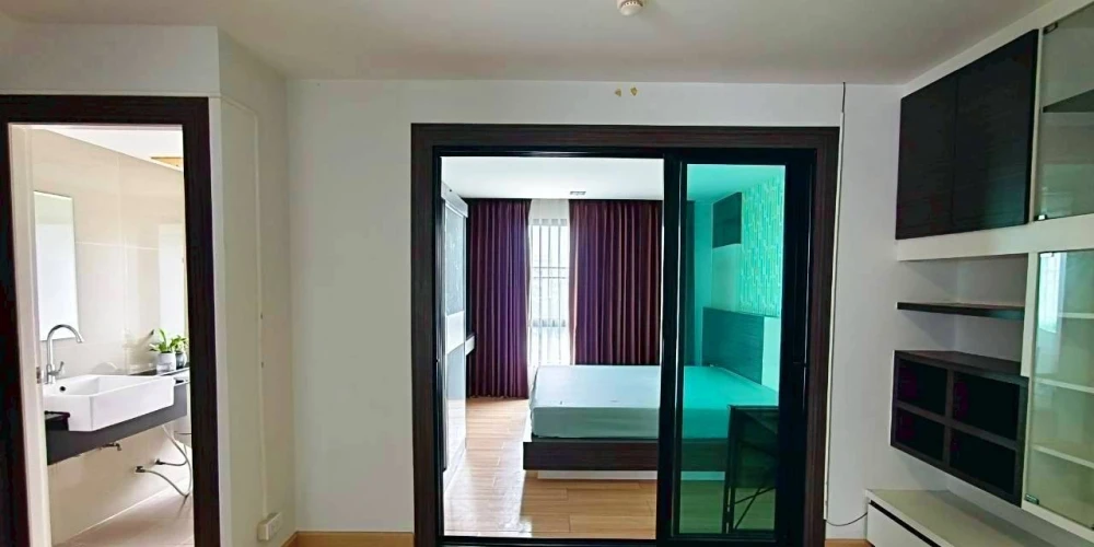 For sale: Living Avenue Bangsaen, a lovely room on the 7th floor with beautiful wallpaper. Comes fully furnished. Reserve now!