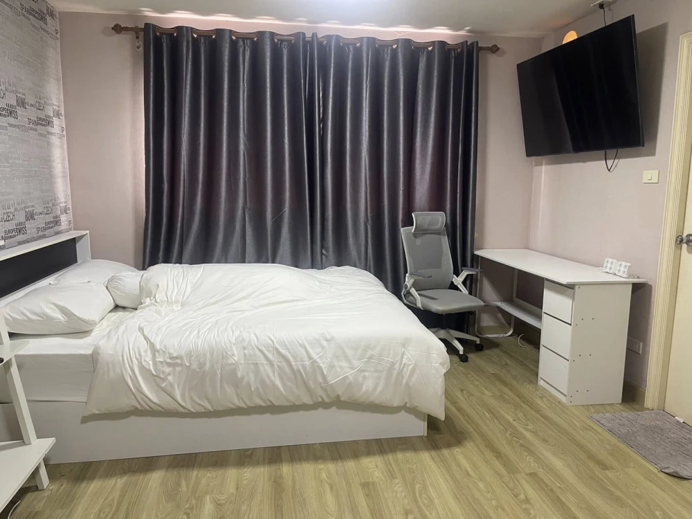 For sale: Lumpini Center Sukhumvit 77, 1 bedroom, 1 bathroom, fully furnished, with beautiful wallpaper. Reserve now.