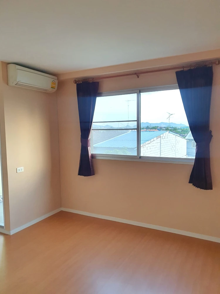 For sale Lumpini Condotown Chonburi - Sukhumvit 5th floor, corner room, interested in booking now, don't miss out.
