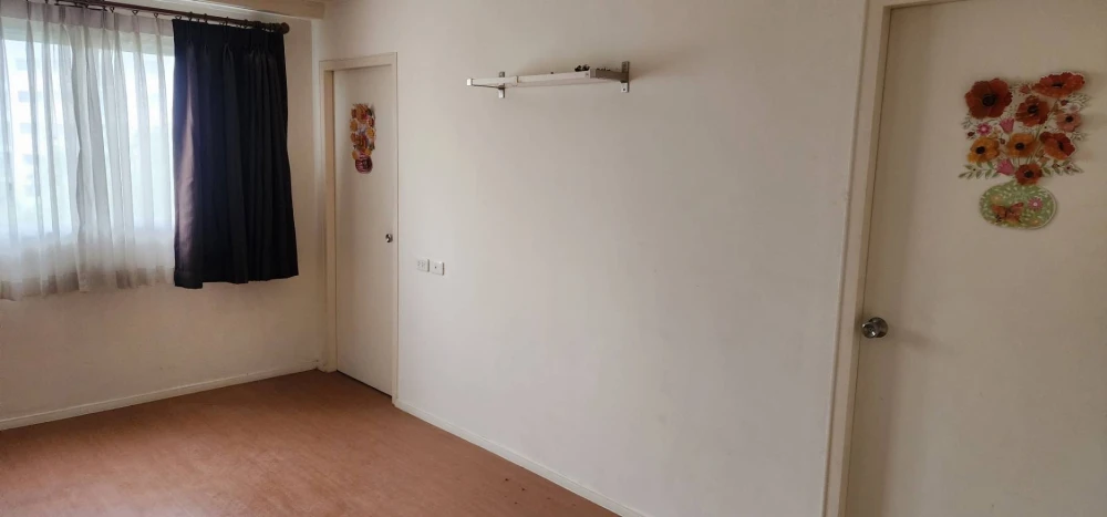 For sale: Lumpini Condotown Chonburi - Sukhumvit. Spacious room with plenty of usable space. Good location. Nice wallpaper. Reserve now!