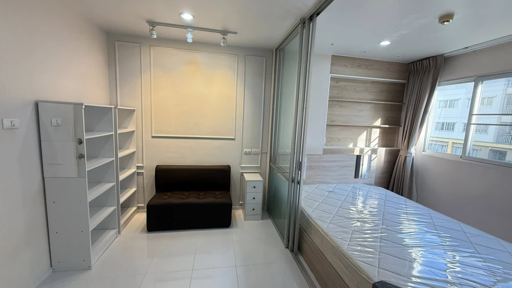 For sale: Lumpini Condo Town Ramindra-Lat Pla Khao, a lovely room on the 4th floor, fully furnished, beautiful garden view, don't miss it!