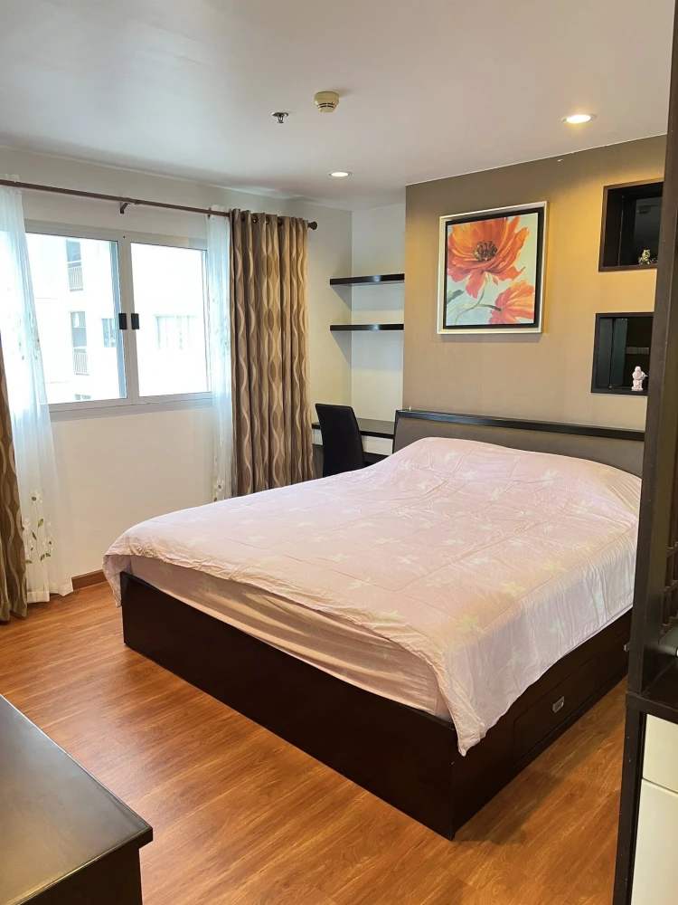 For sale: Lumpini Condotown North Pattaya Sukhumvit. Spacious room with plenty of usable space. Comes fully furnished. Hurry and reserve now!