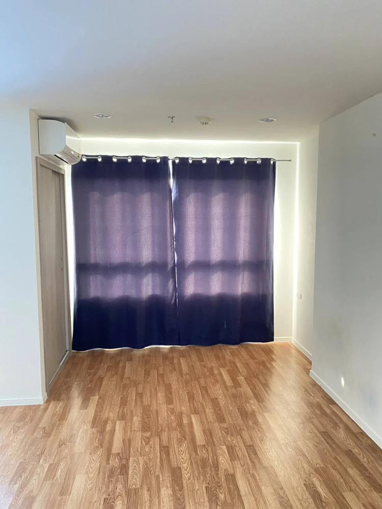 Selling an unfurnished unit at Lumpini Park Phetkasem 98. It's not on a high floor, perfect for those who love to decorate their own space. Book now t
