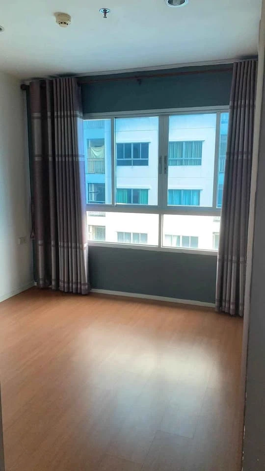 Selling a high-floor unit at Lumpini Park Rattanathibet-Ngamwongwan. It's an unfurnished unit, perfect for those who love to decorate their own space.