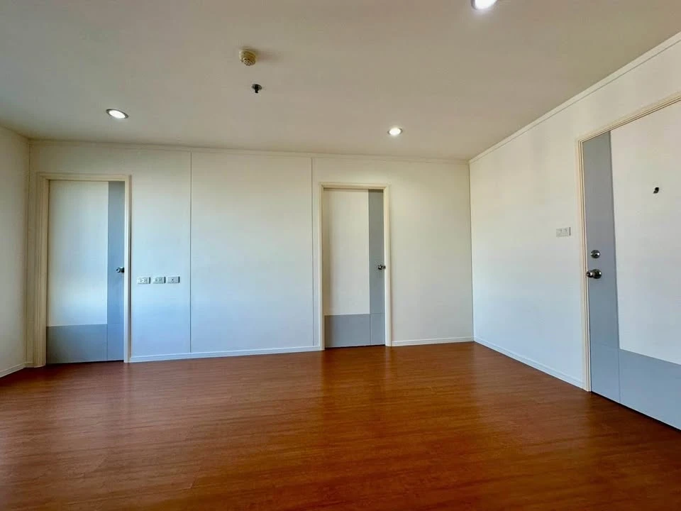Selling a spacious and comfortable condo at Lumpini Park Rattanathibet-Ngamwongwan. High floor with great views and no obstructing buildings. Book now