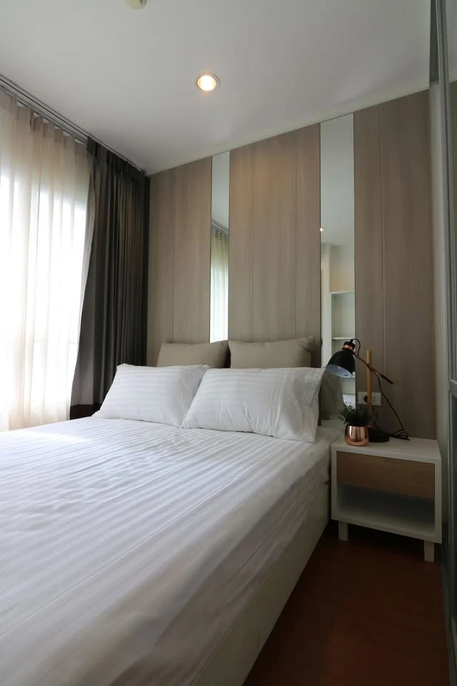 Selling a corner unit at Lumpini Park Rattanathibet-Ngamwongwan, less crowded, with high-quality built-in furniture. Don't miss out!