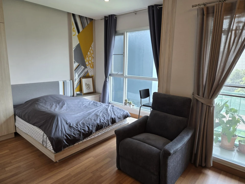 Selling Lumpini Park Vibhavadi-Chatuchak condo. Comfortable, quiet, peaceful, and breezy. Corner unit next to the fire escape (high level of privacy).