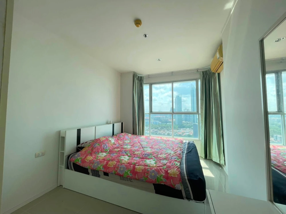 Selling a fully furnished, ready-to-move-in unit at Lumpini Parkbeach Jomtien, 24th floor. Interested buyers should reserve now!