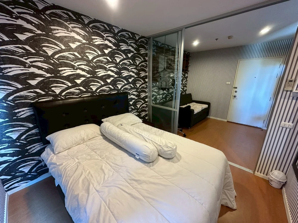 Selling a 1-bedroom, 1-bathroom unit at Lumpini Parkbeach Jomtien. Features high-quality wallpaper and stunning sea views. Book now!