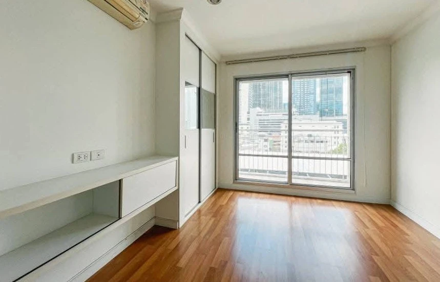 For sale: Lumpini Place Rama 9–Ratchada, empty room, plenty of usable space, good location, convenient transportation, don't miss it!
