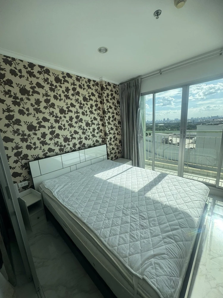 For sale: Lumpini Place Ramindra-Laksi, with beautiful wallpaper throughout the room, complete with amenities. Interested? Reserve now!