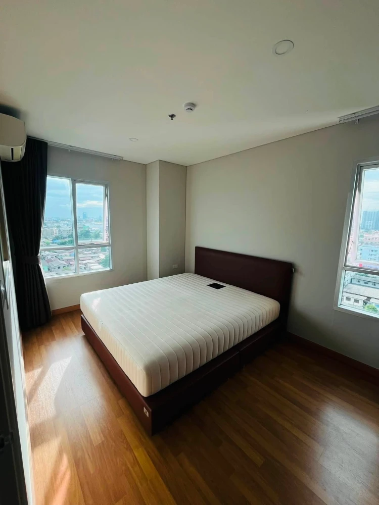 Selling a corner unit at Lumpini Place Taopoon - Interchange, offering privacy and a great location with convenient transportation. Book now!
