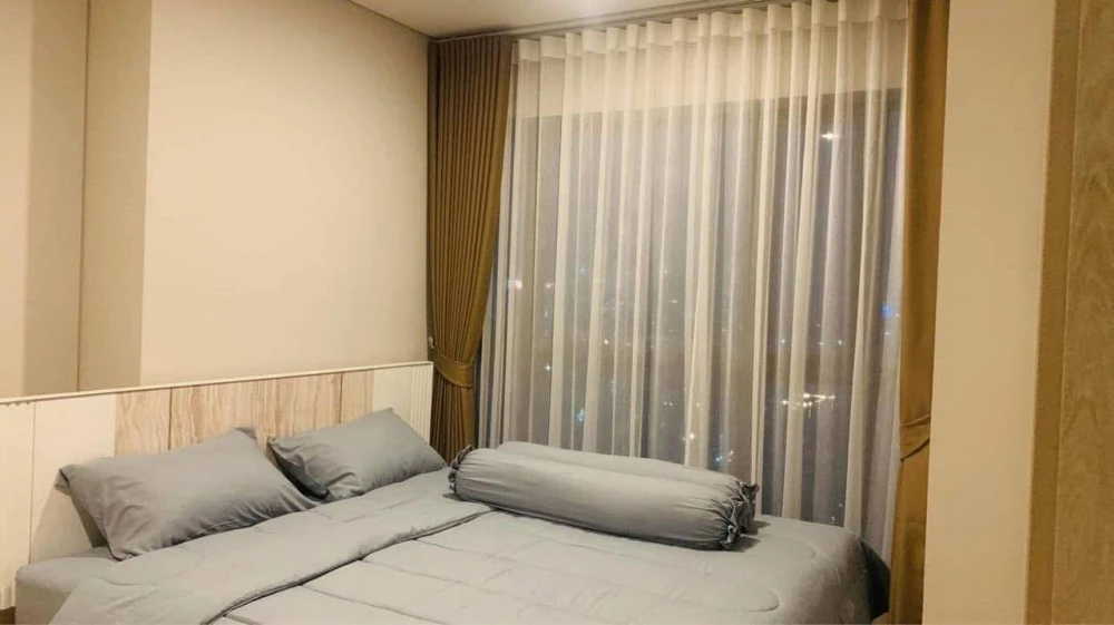 Selling Lumpini Suite Dindaeng-Ratchaprarop, 2 bedrooms, spacious living area, fully furnished. Book now!