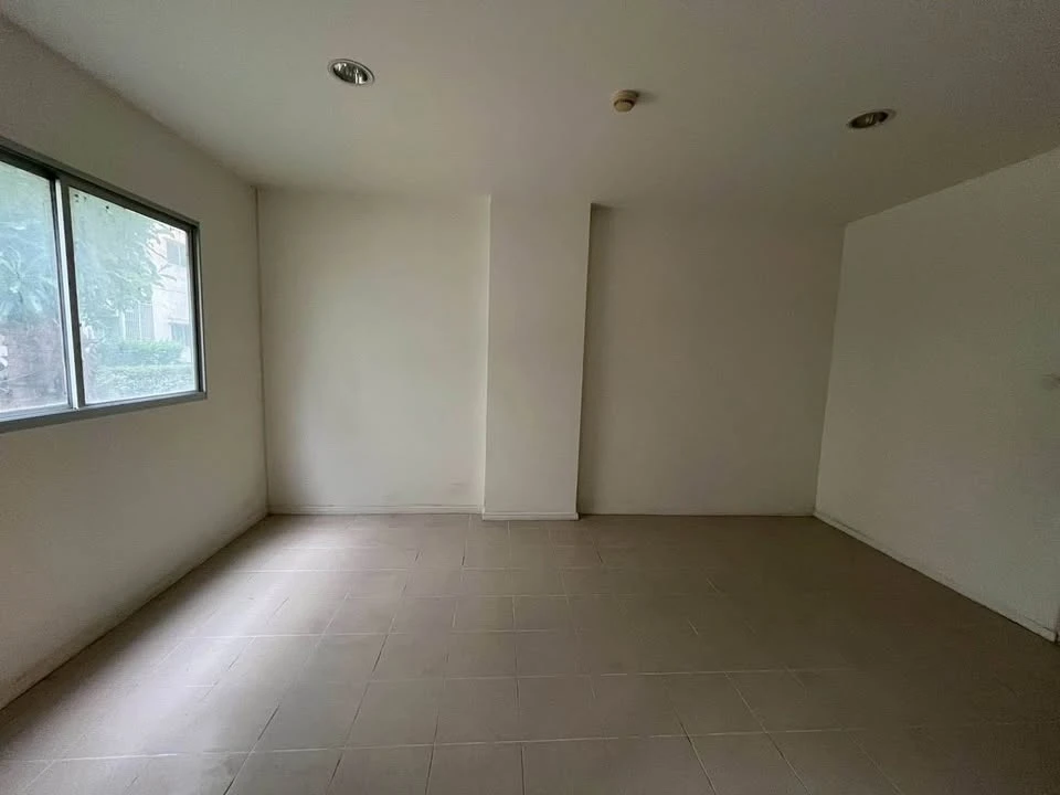 Selling a 1st floor, unfurnished unit at Lumpini Township Rangsit Klong 1. Comes with air conditioning. Great location. Don't miss out!