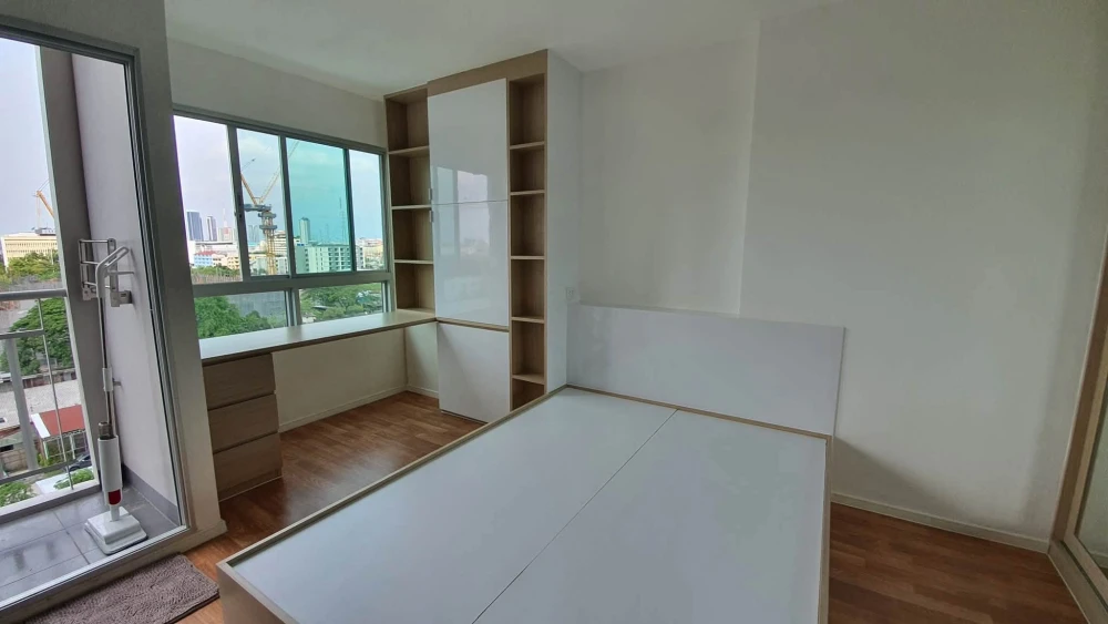 Selling a Lumpini Ville Pattanakarn-Srinakarin condo, 9th floor, with high-quality built-in furniture. You'll regret missing this opportunity!