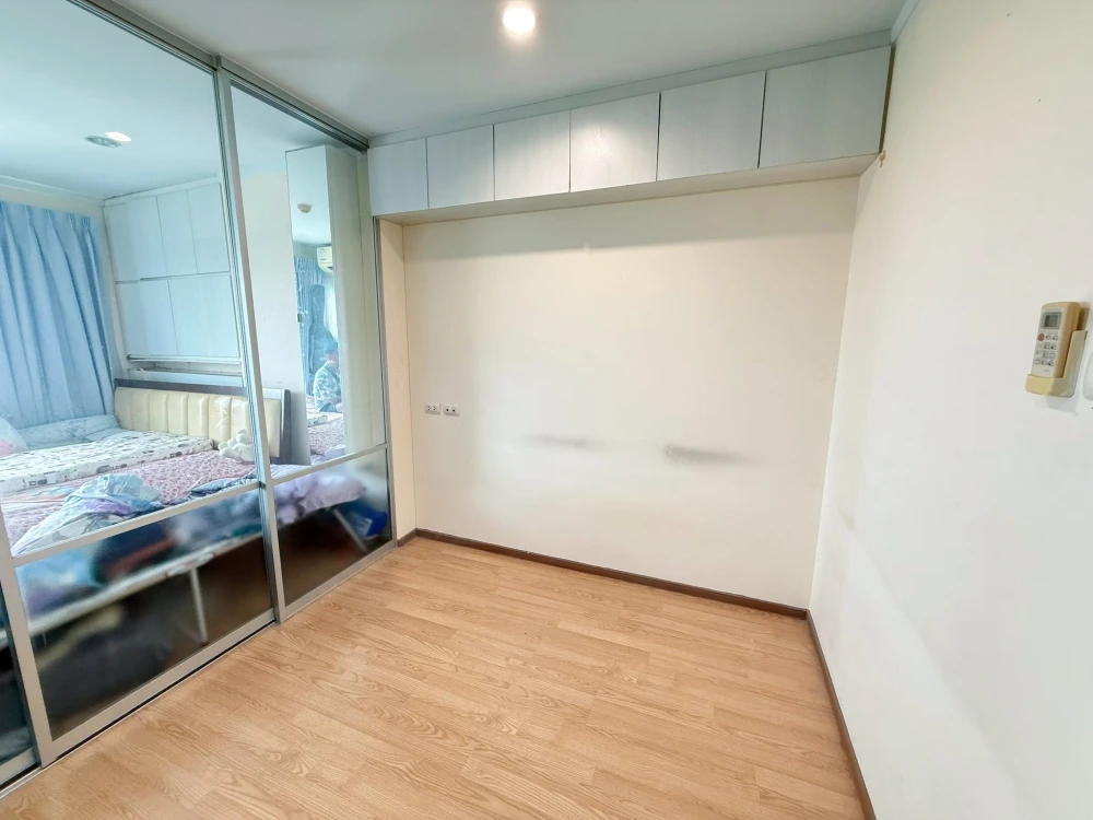 Selling Lumpini Ville Prachachuen-Pongpetch 2, high floor unit, fully furnished, great location, good ventilation. Book now!