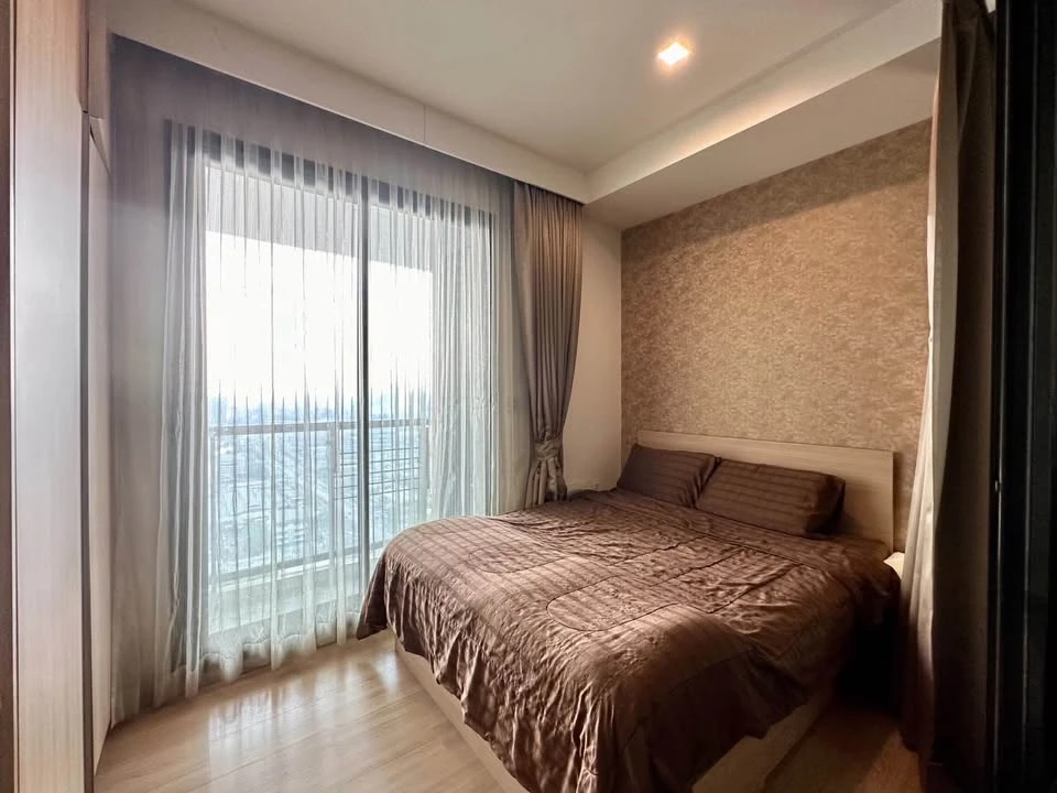 Selling M Jatujak condo, 31st floor (very high!). Wallpaper throughout, fully furnished. Just bring your belongings and move in!