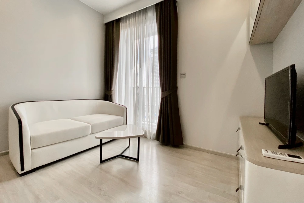 For sale: M Thonglor 10, north facing, morning sun, not hot, clean room, airy, very livable, must reserve.