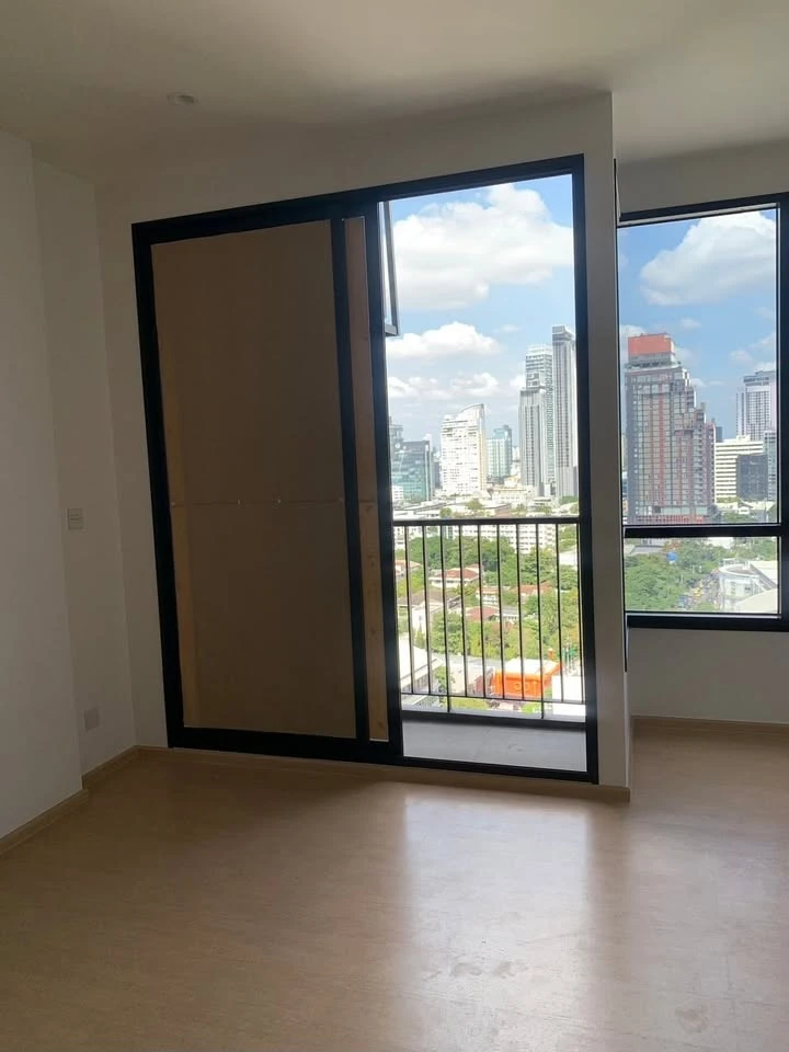 For sale: Maru Ekkamai 2, 20th floor, very high, city view, great feel, airy, empty room, don't miss it.