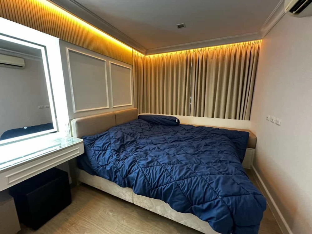 Selling a beautifully decorated Metro Luxe Ratchada unit with a coordinated color scheme and high-quality built-in furniture. Don't miss out!