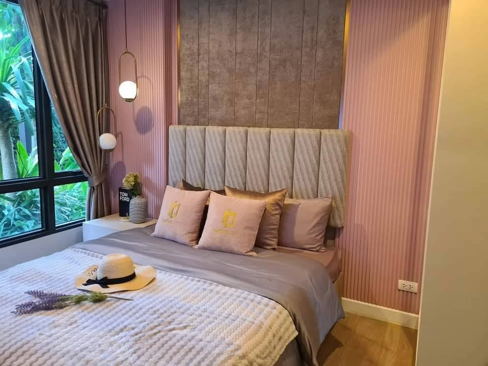 For sale: Metro Luxe Riverfront Rattanathibet, a beautifully decorated room with full furnishings and convenient transportation. Reserve now!