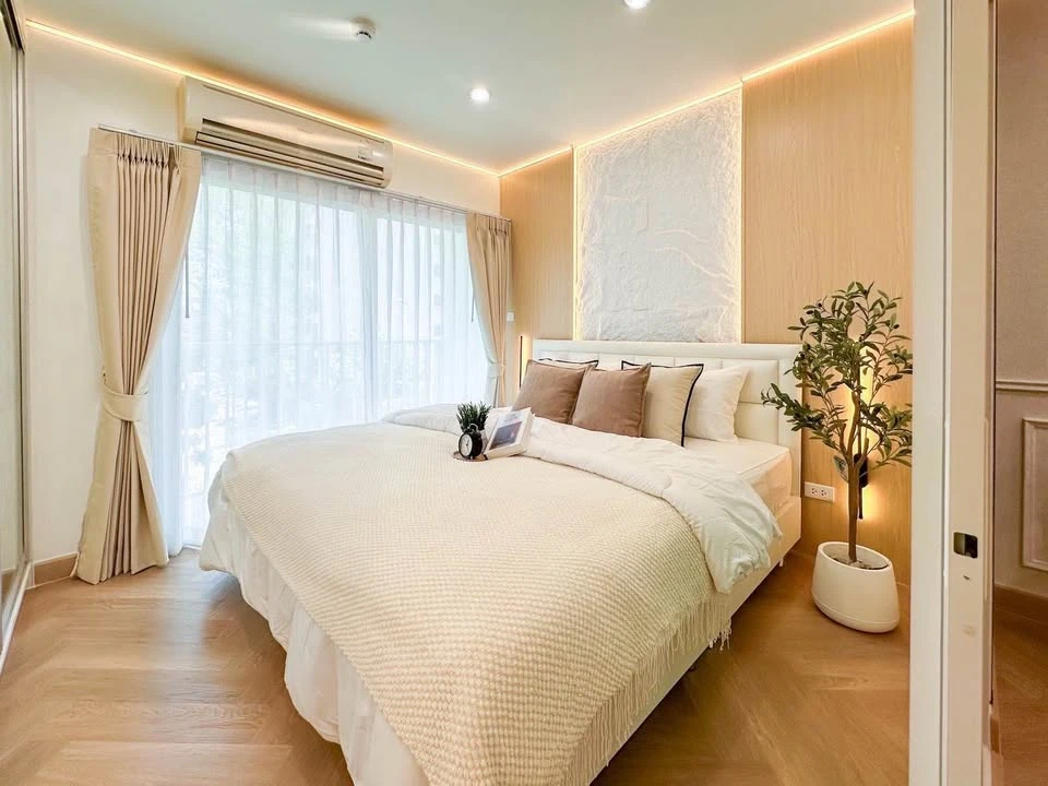 Selling Metro Park Sathorn Phase 3, Building E, corner unit. Quiet and peaceful, not crowded. Beautifully decorated throughout. Book now!