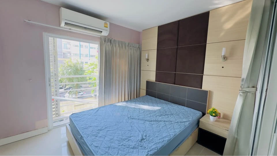 For sale: Metro Park Sathorn, beautifully decorated room, built-in headboard, awesome, wallpapered, canal view, not blocked, don't miss it.