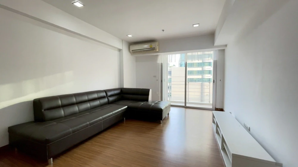 Selling a ready-to-move-in, high-floor unit at My Resort Bangkok. Fully furnished with complete amenities. Spacious and comfortable. Book now!