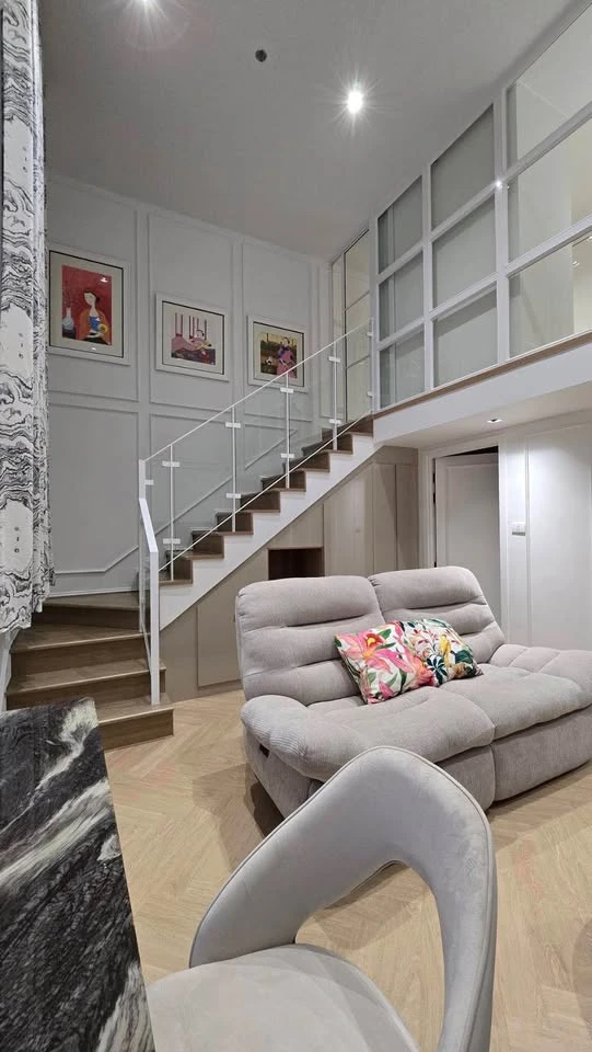 For sale: Na Reva Charoen Nakhon Loft room, high ceiling, airy, fully furnished, quality selected items, reserve now.