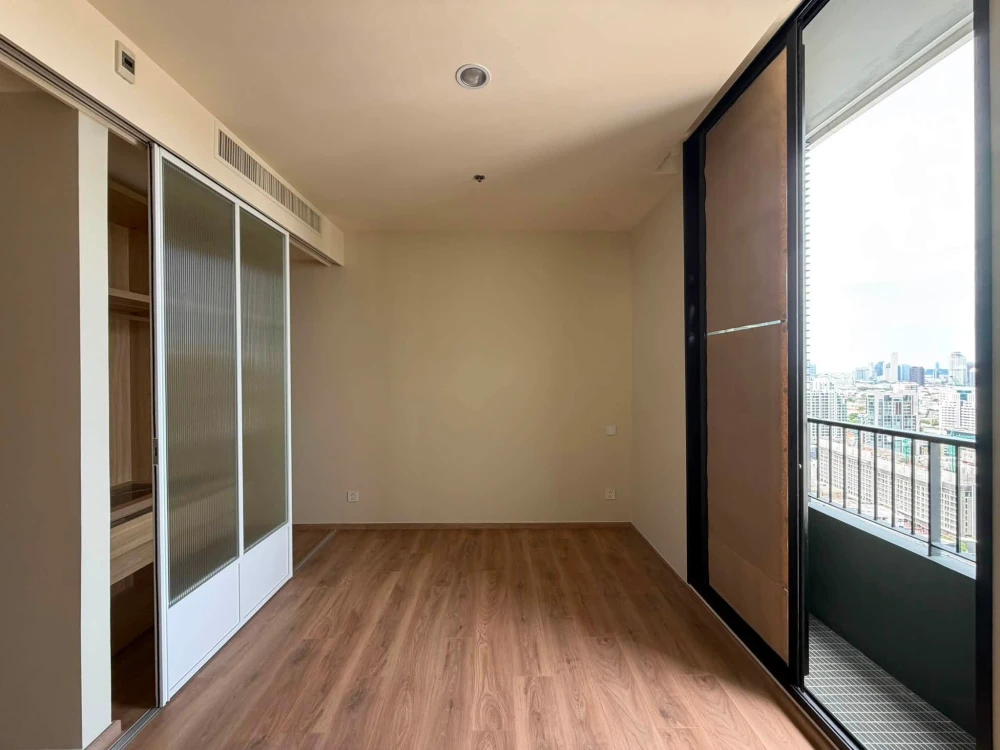 Selling a 1-bedroom, 1-bathroom Noble Form Thonglor unit. Great location, convenient transportation. What are you waiting for?