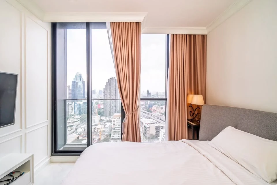 Selling a Noble Ploenjit condo, 25th floor. A lovely unit, fully furnished. Book now!