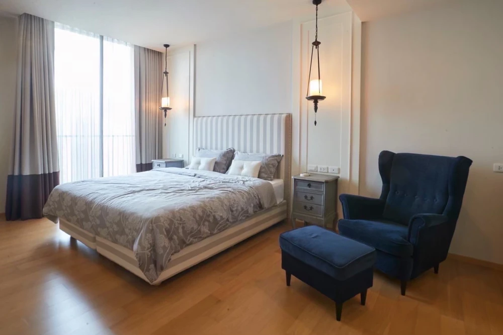 For sale: NOBLE REFINE, 10th floor room, built-in decoration, looks good and stylish, Fully Furnished, ready to move in.