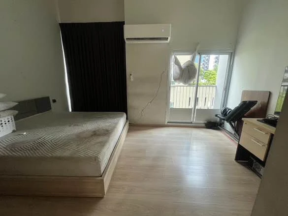 For sale: Noble revolve ratchada, corner room, very private, 4 meter high ceiling, airy and not cramped. You will regret it if you miss it.