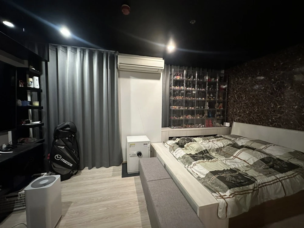 Selling a very large 2-bedroom, 2-bathroom corner unit at Noble Revolve Ratchada. It has balconies on two sides. You'll regret missing this opportunit