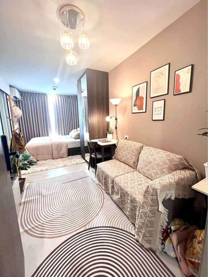 Selling NUE CROSS KHU KHOT station unit. Beautiful, unobstructed view of the BTS Skytrain. Excellent location, closest to the station in the entire pr
