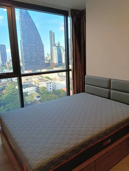 Selling Oka Haus Sukhumvit 36. Spacious rooms with ample usable space and high-quality built-in furniture. Book now!