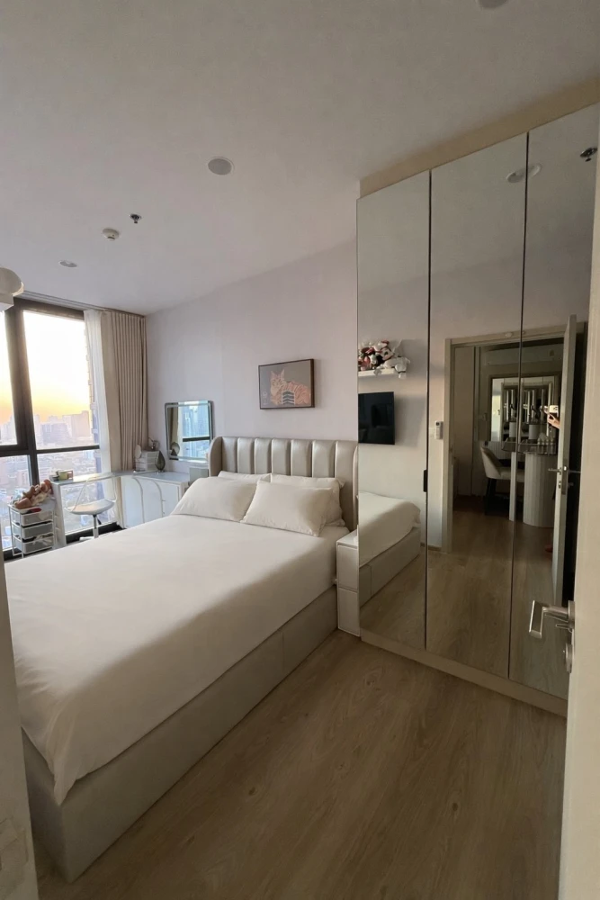 Selling Oka Haus Sukhumvit 36, 1 bedroom, 1 bathroom, fully furnished, spacious living area. Don't miss this great deal!