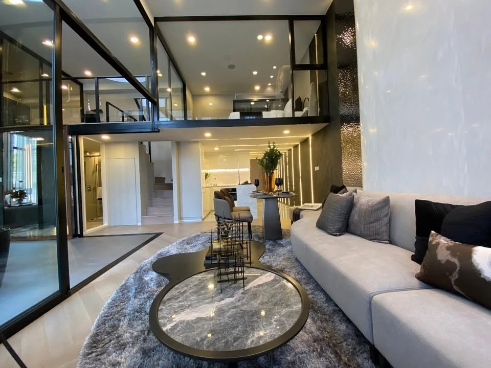 For sale: ORIGIN COURTYARD THONGLOR, 15th floor, Duplex room with 3 bedrooms, 2 bathrooms, lots of usable space. I must say you must book.