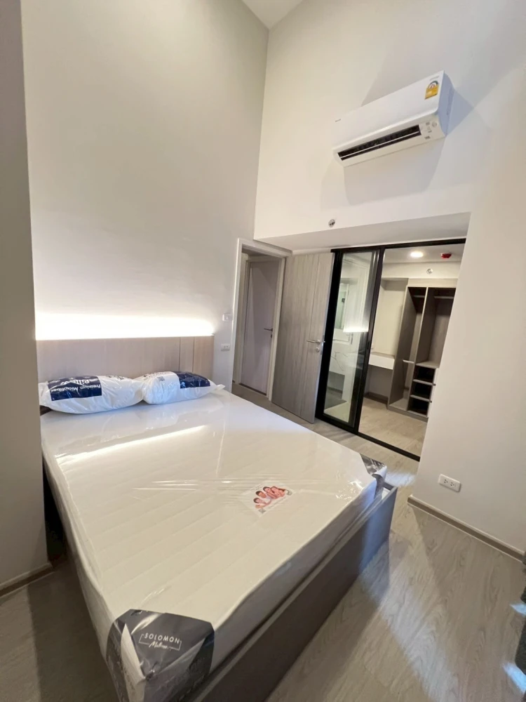 Origin Plug & Play Ramkhamhaeng Triple Station for sale. Spacious room with lots of usable space, high ceilings, fully furnished. Don't miss out!