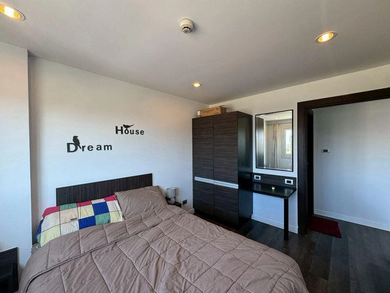 Selling a unit at Park Lane Jomtien. Enjoy stunning views and fully functional interior. You can't resist!