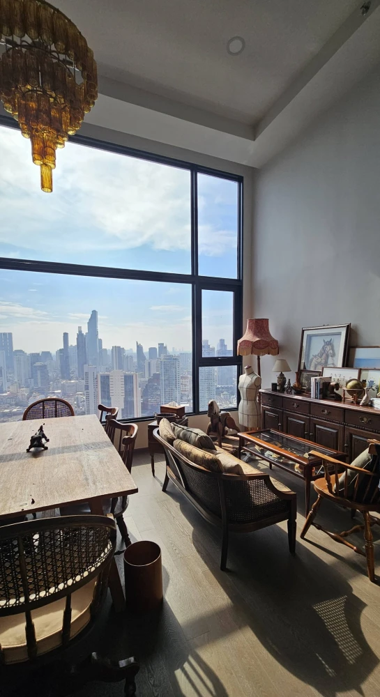 Selling a unit at Park Origin Chula Samyan, 34th floor – the highest floor with stunning city views. Stylish and chic interior. Book now!