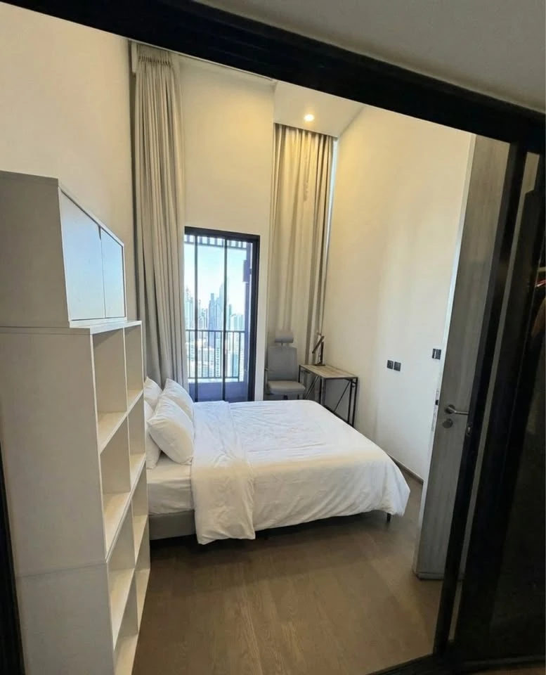 Selling Park Origin Chula Samyan Duplex unit. High ceilings, spacious and airy. 2 bedrooms, 2 bathrooms. Mahanakhon Tower view! Book now!