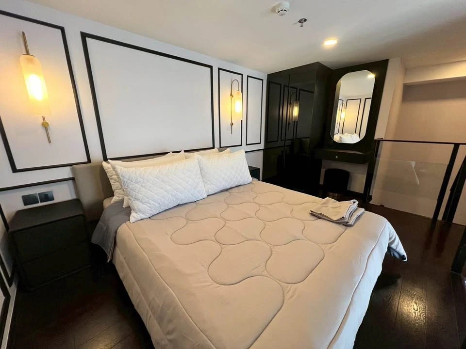 Selling a Park Origin Thonglor unit, very high floor, beautifully decorated and ready to move in.
